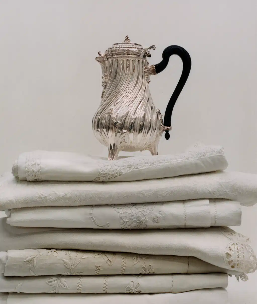 Cafetière FT Germain sur pile de draps pliés
