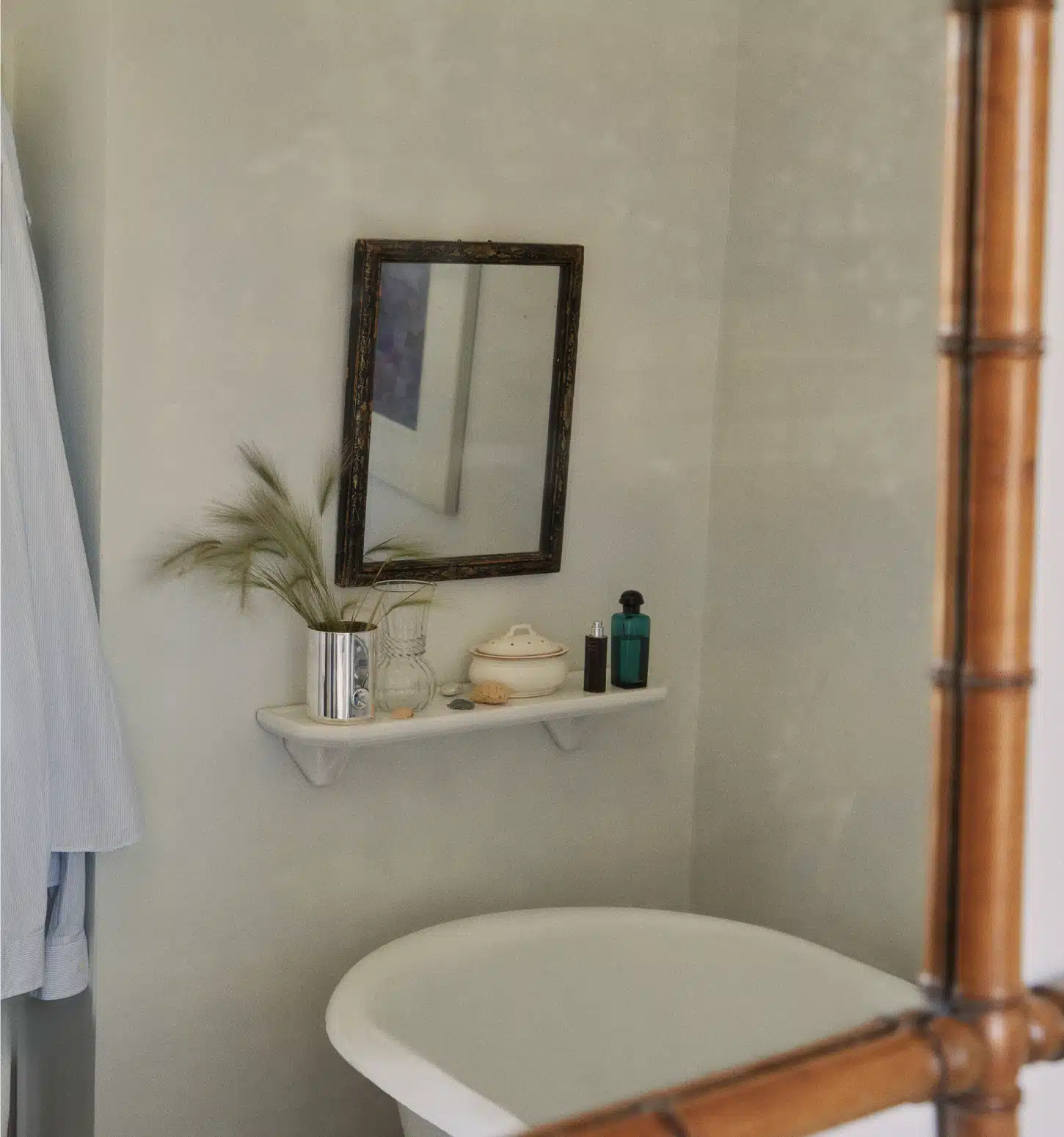 Vase Normandie sur un rebord de salle de bain pris en photo à travers un miroir