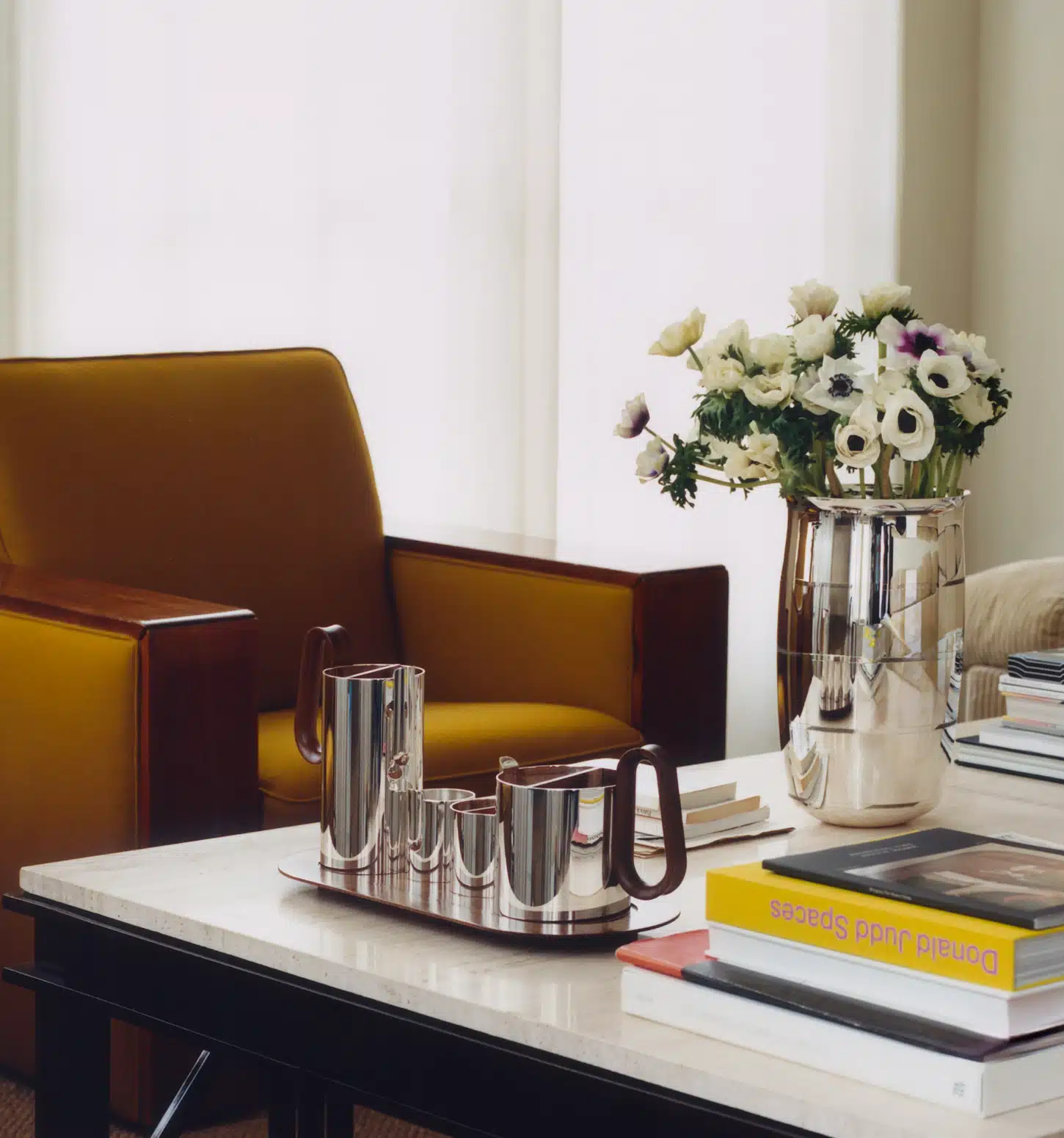 Collection Phi : théière, cafetière, crémier, sucrier et grand plateau, dans un salon sur une table basse