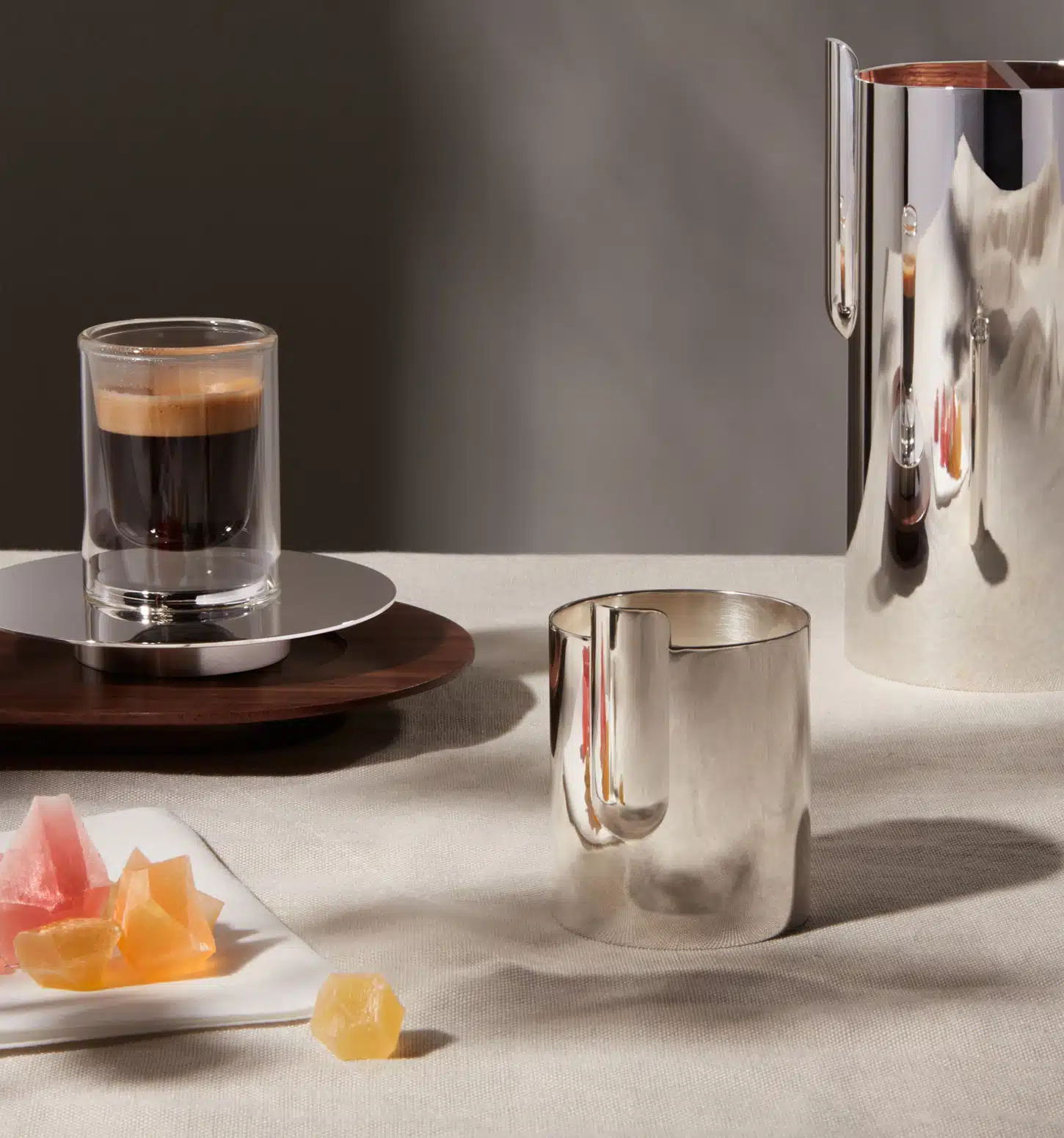 Cafetière, crémier et tasse à expresso de la collection Phi