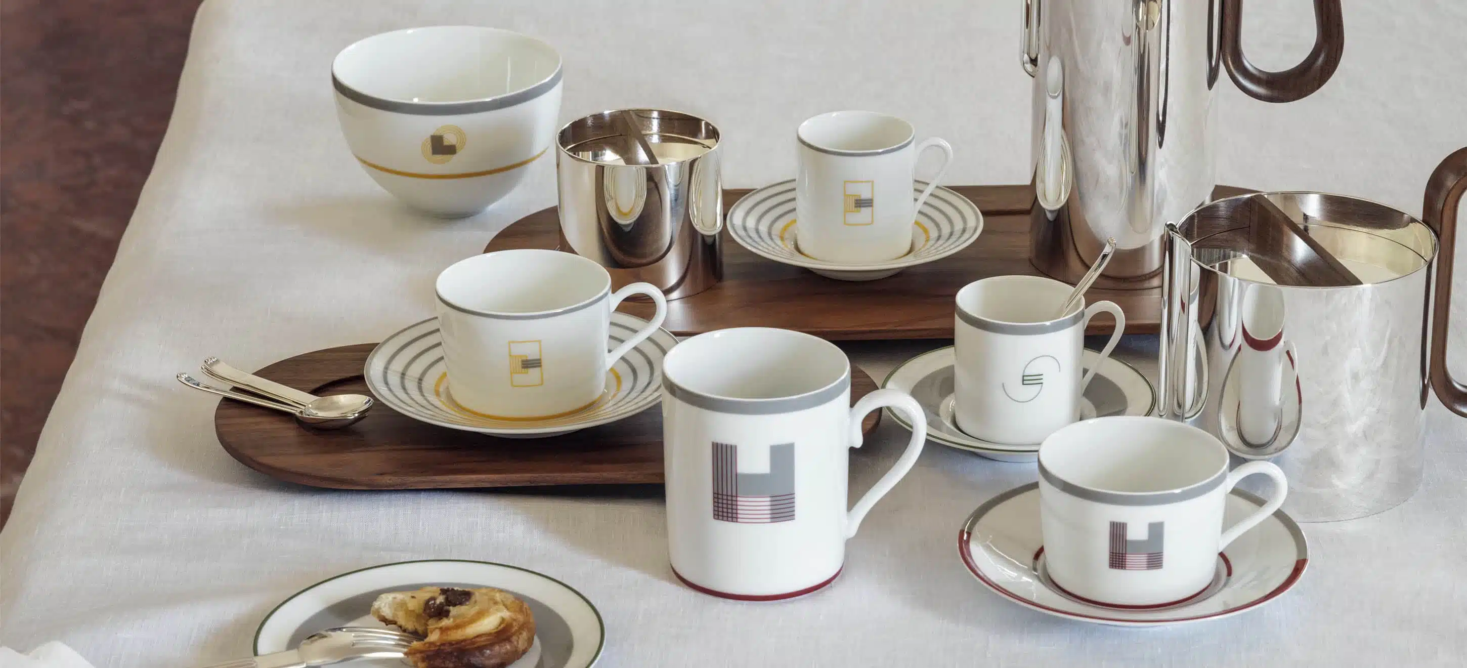 Table dressée de pièces en argent massif et assiettes à pain, creuse et à dîner de la collection Monogrammes de Puiforcat