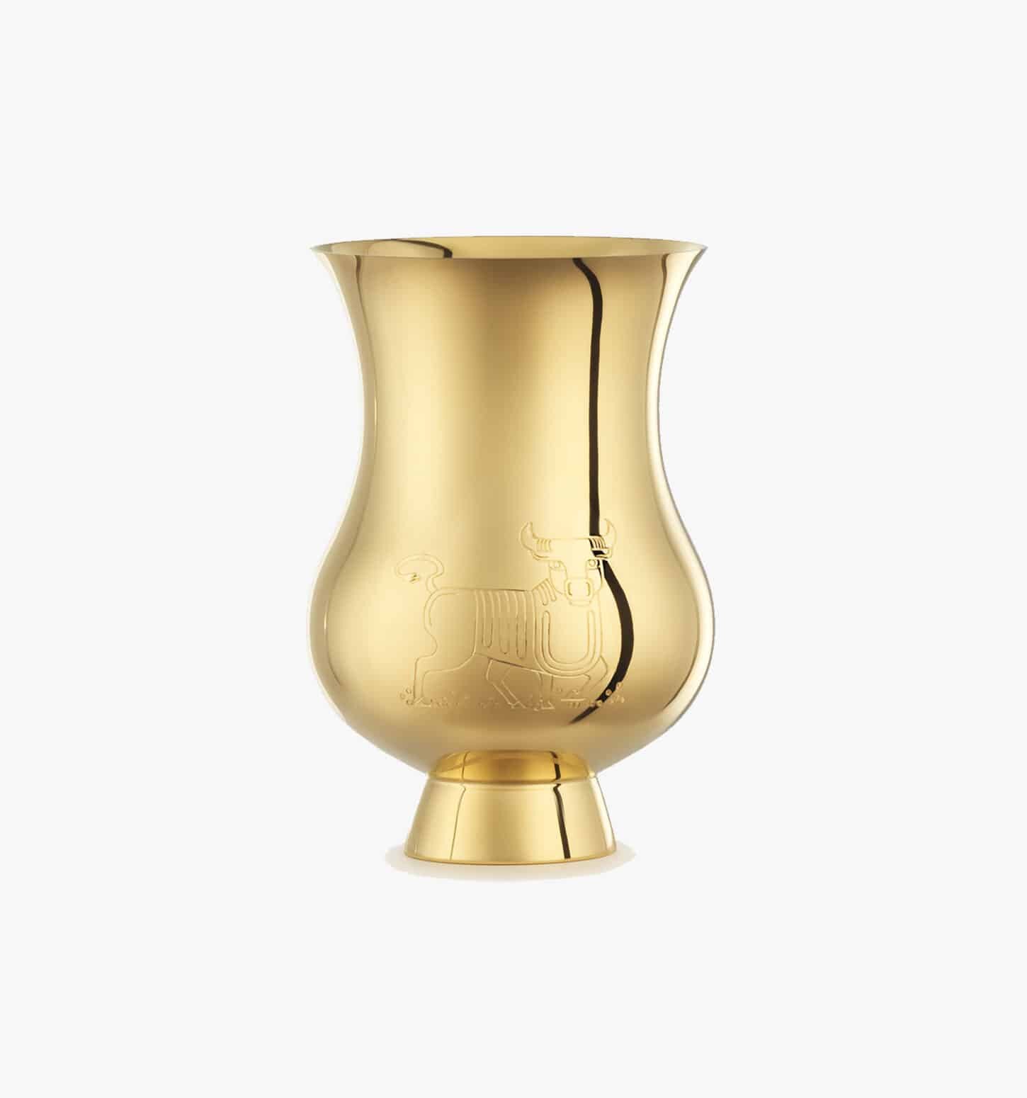 Timbale gravée du signe du zodiaque de l'"Année du buffle" en vermeil de la collection Pour le champagne de Puiforcat sur fond clair.