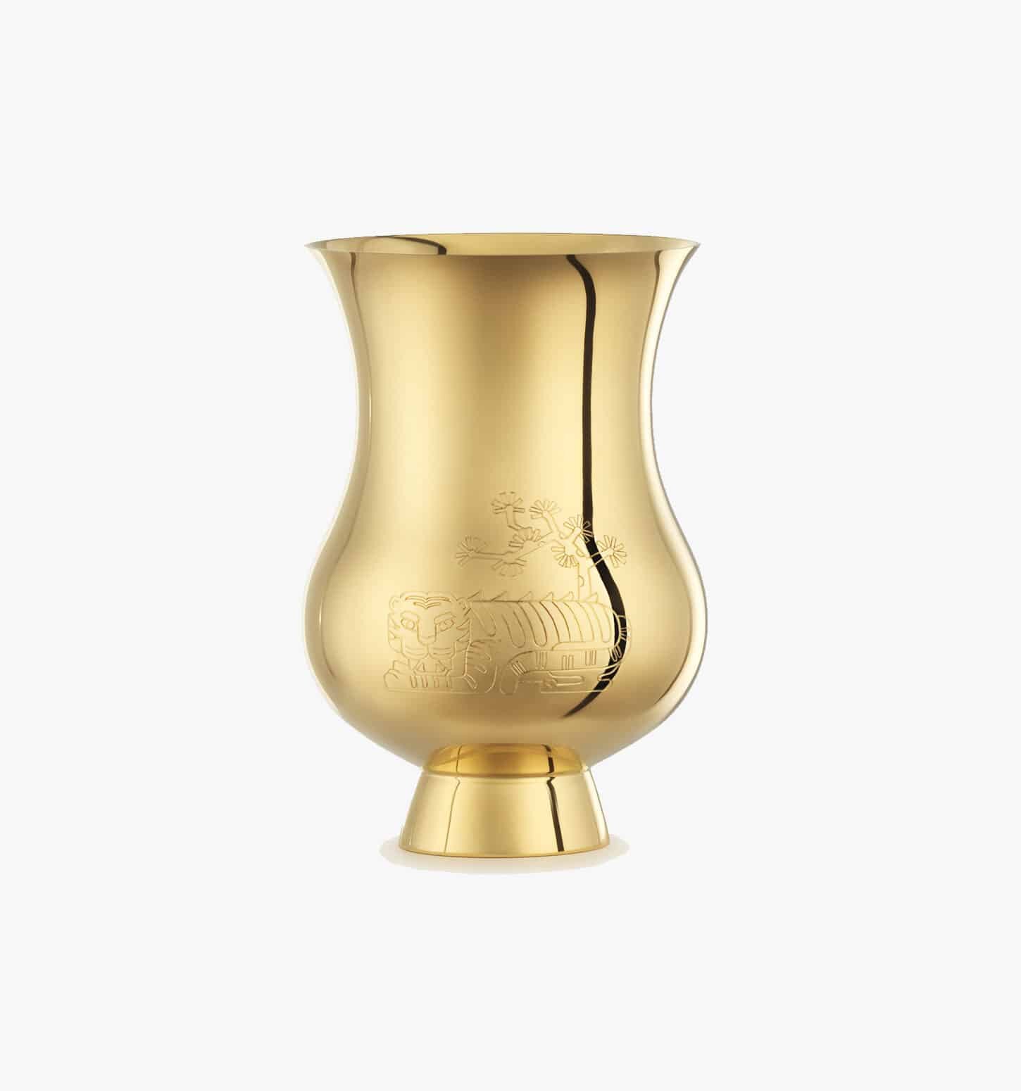 Timbale gravée du signe du zodiaque de l'"Année du tigre" en vermeil de la collection Pour le champagne de Puiforcat sur fond clair.
