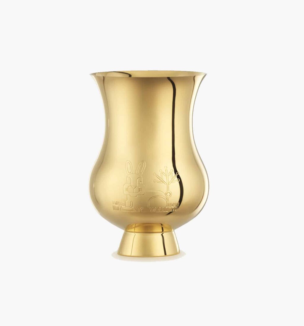 Timbale gravée du signe du zodiaque de l'"Année du lapin" en vermeil de la collection Pour le champagne de Puiforcat sur fond clair.