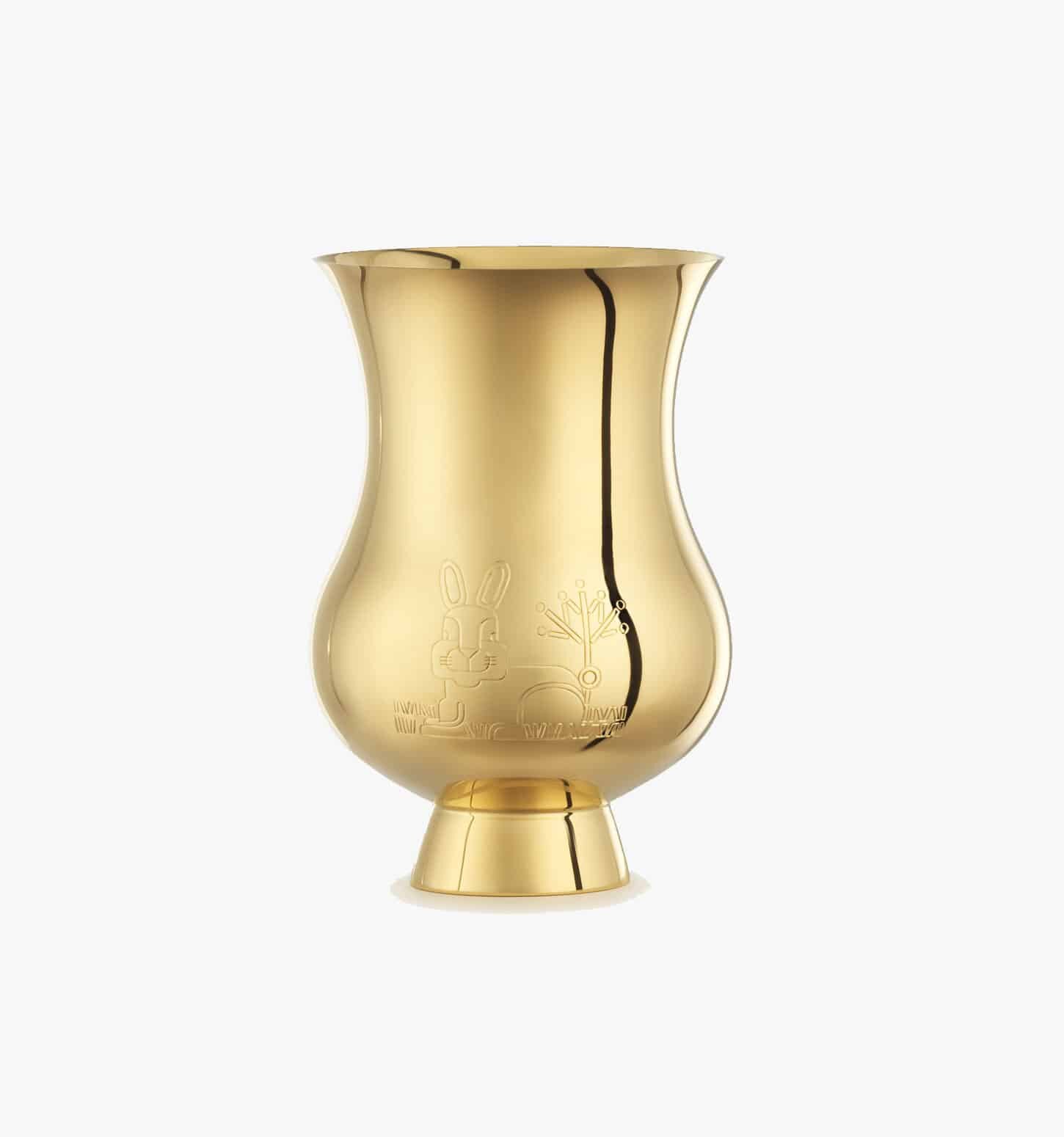 Timbale gravée du signe du zodiaque de l'"Année du lapin" en vermeil de la collection Pour le champagne de Puiforcat sur fond clair.