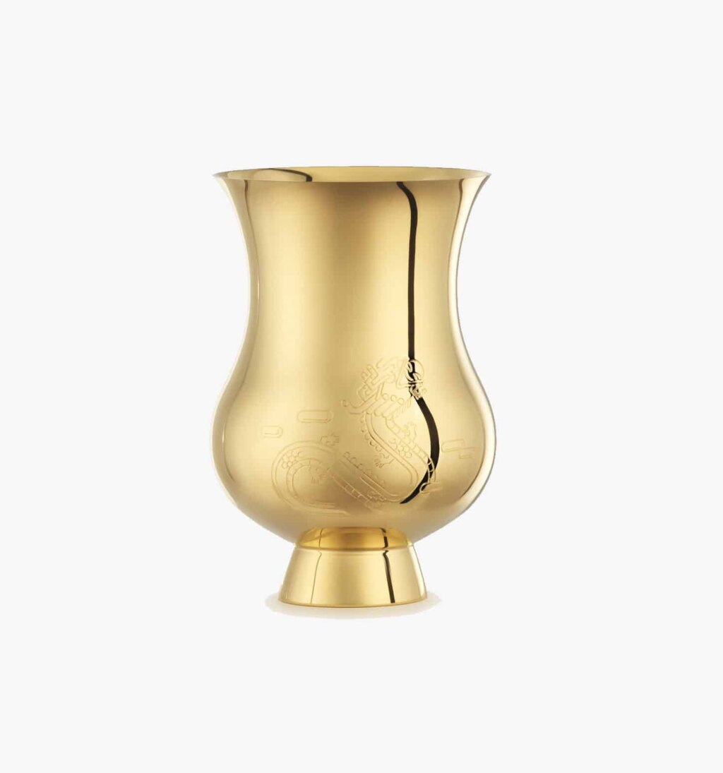 Timbale gravée du signe du zodiaque de l'Année du dragon en vermeil de la collection "Pour le champagne" de Puiforcat sur fond clair.