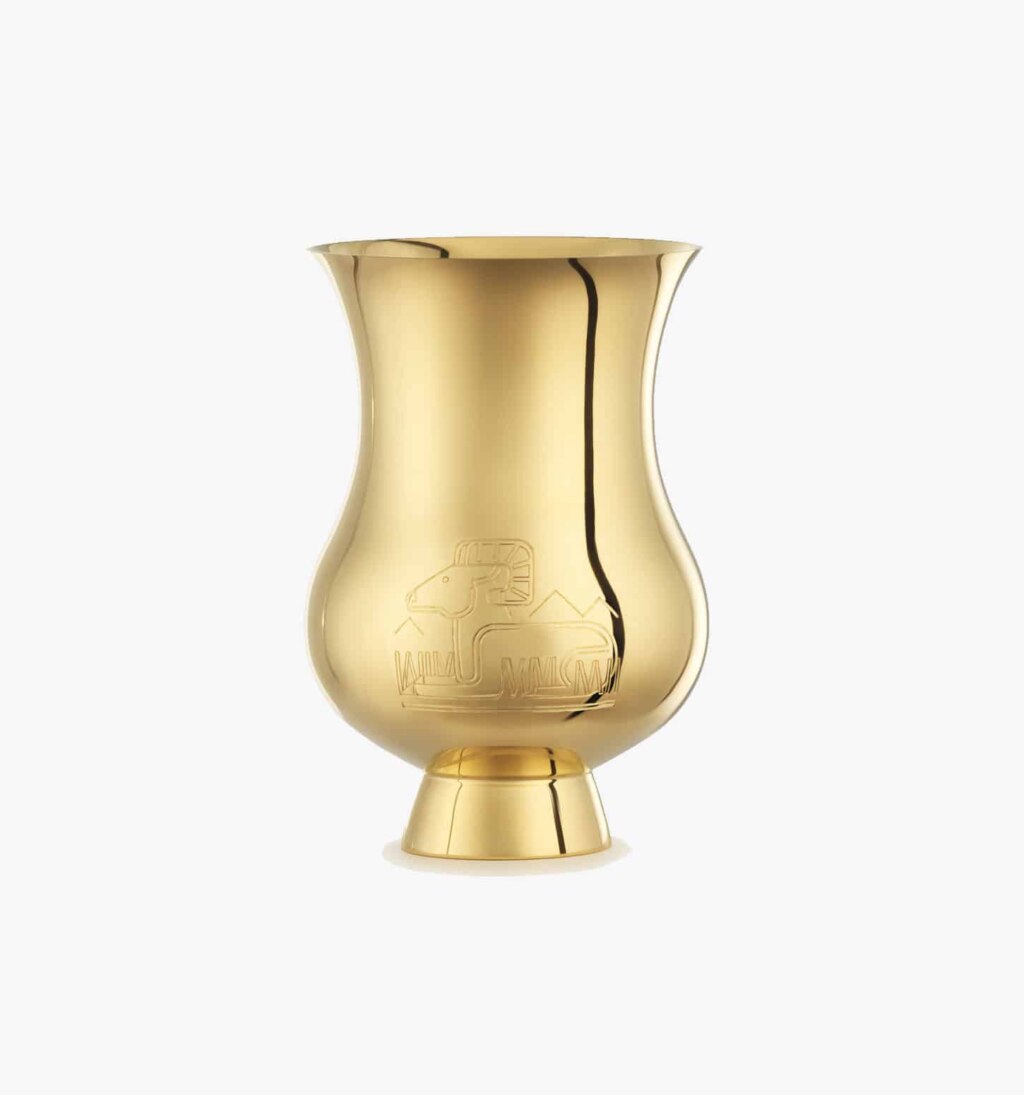 Timbale gravée du signe du zodiaque de l'"Année de la chèvre" en vermeil de la collection Pour le champagne de Puiforcat sur un fond clair.