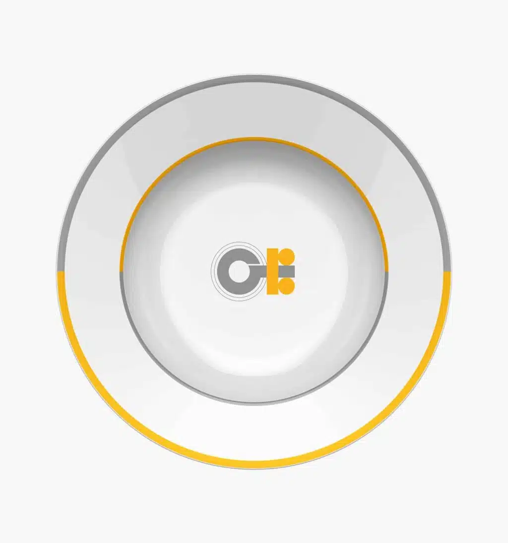 Assiette creuse en porcelaine de la collection personnalisable Monogrammes par Puiforcat sur fond clair.