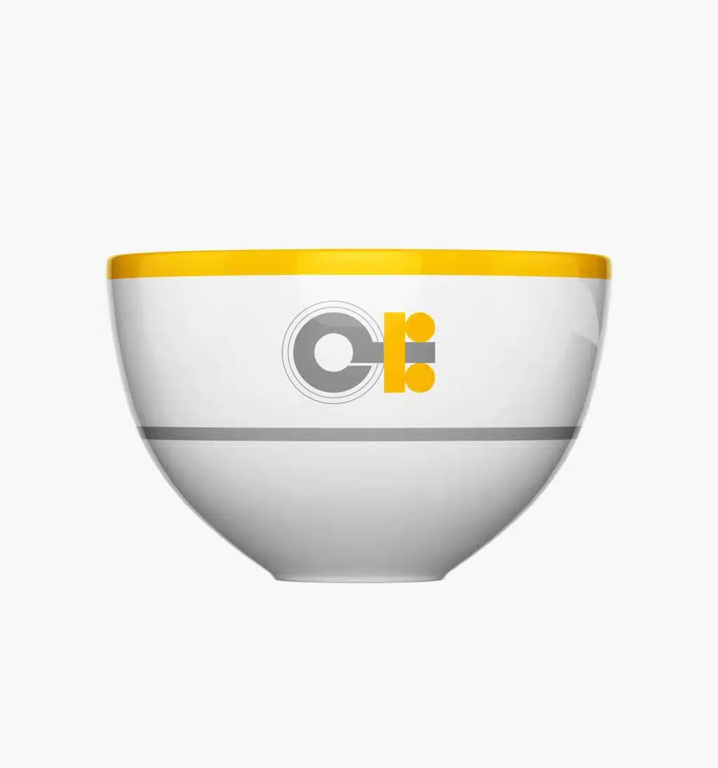 Bol à riz en porcelaine de la collection personnalisable Monogrammes par Puiforcat sur fond clair.