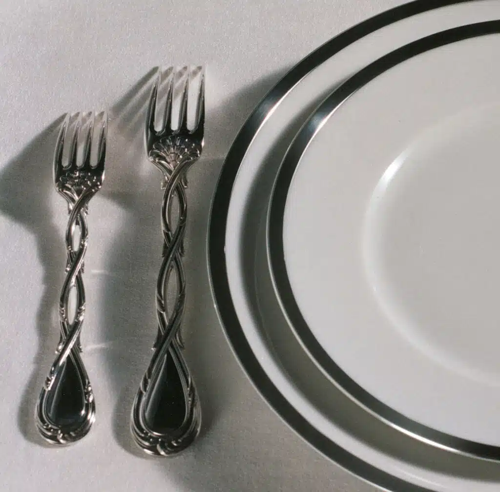 Couverts Royal dressés avec des assiettes Cercle d'Orfèvre Argent