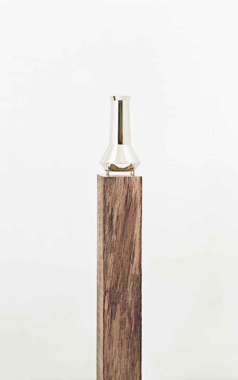 Carafe Verre 03 de la collection Kanmi, réalisée en collaboration avec Tomás Alonso, posé sur une poutre en bois
