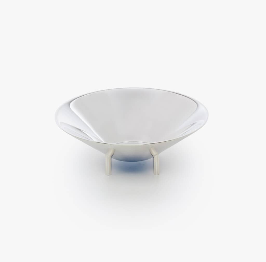 Verre bleu de la collection Kanmi réalisée en collaboration avec Tomás Alonso