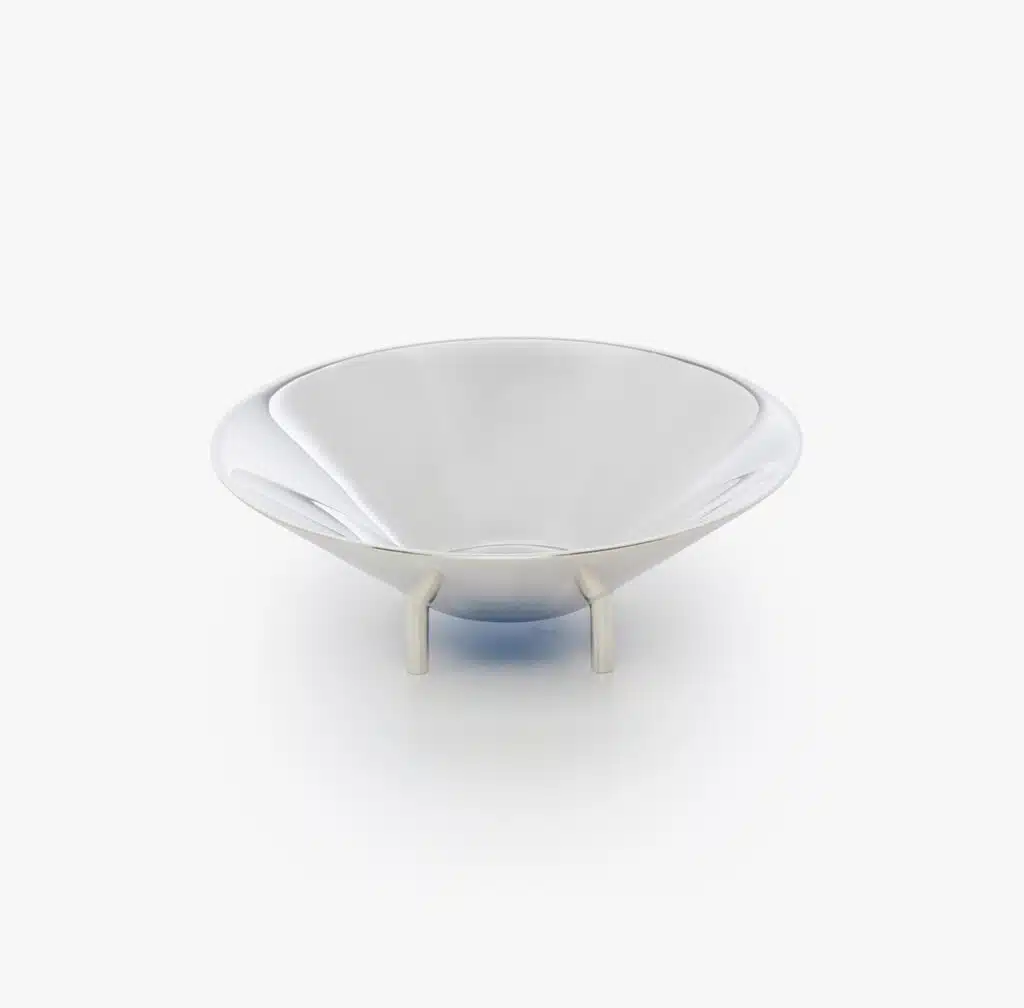 Verre bleu de la collection Kanmi réalisée en collaboration avec Tomás Alonso